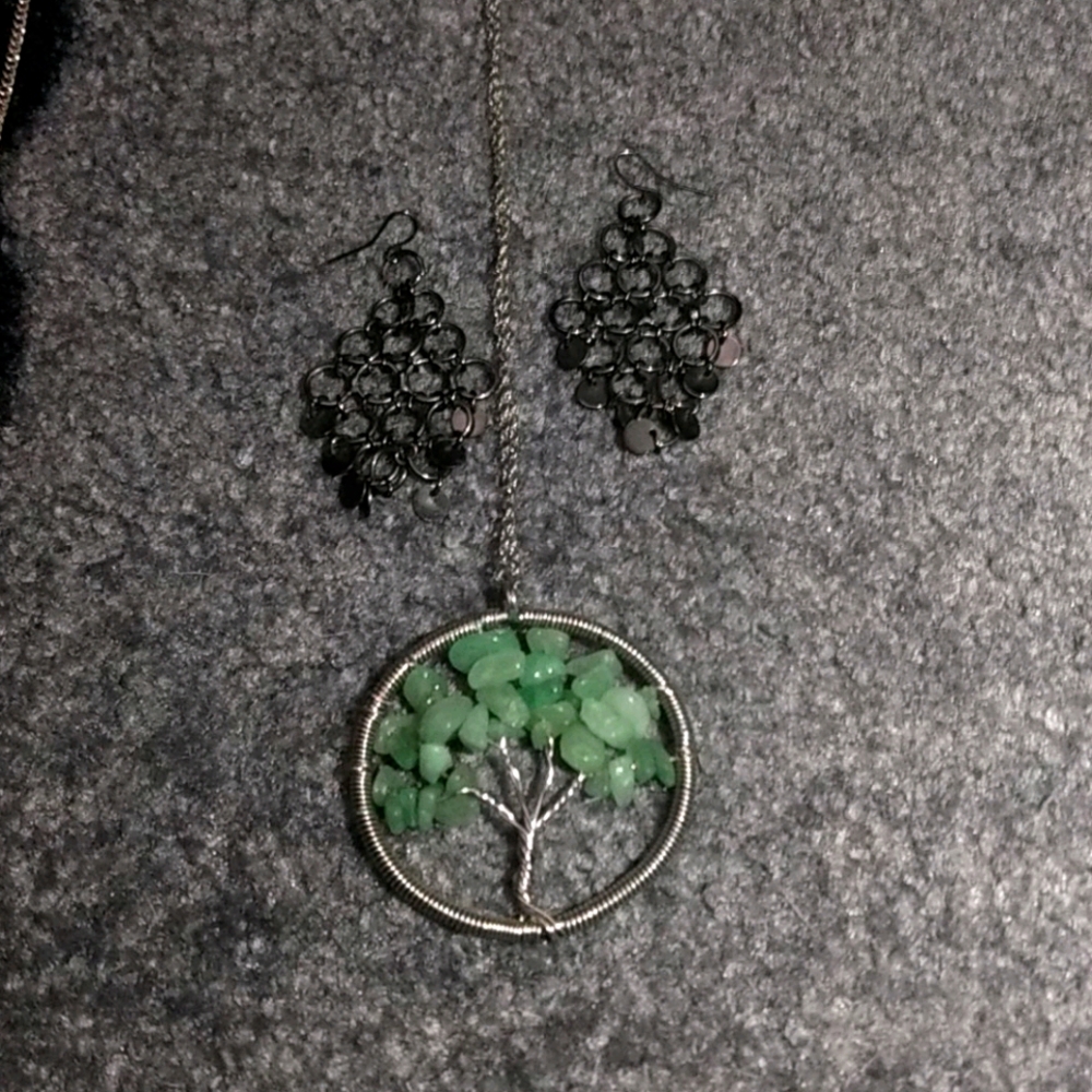 Necklace and ear rings